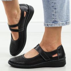 Czarne ażurowe skórzane Polskie półbuty damskie Deoni D125A. Czarne półbuty damskie Deoni, na lato, w ażurowe wzory, z jeansu, biznesowe, bez obcasa, na płaskiej podeszwie, bez zapięcia. Za 419.00 zł.