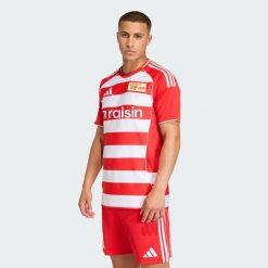Koszulka 1. FC Union Berlin 25/26 Home. Białe koszulki sportowe męskie Adidas, bez wzorów, bez kołnierzyka, bez ramiączek, do piłki nożnej. Za 439.00 zł.