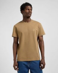 MESKA KOSZULKA LEE WW ESSENTIAL TEE DARK KHAKI 112370485. Brązowe t-shirty męskie Lee, l, bez wzorów, bez kołnierzyka. Za 79.99 zł.