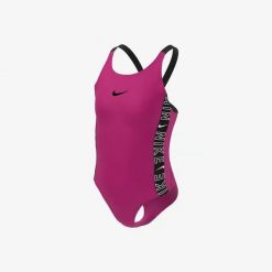 Dziecięce strój kąpielowy odporność na chlor SWIMSUIT GIRLS LOGO TAPE FASTBACK P. Czerwone stroje kąpielowe dla dziewczynek Nike, bez wzorów, z elastanu. Za 162.00 zł.