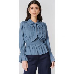 NA-KD Boho Bluzka z wiązaniem na szyi - Blue. Bluzki damskie marki NA-KD Boho. W wyprzedaży za 40.47 zł.