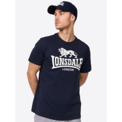 T-shirt o klasycznym kroju Lonsdale Logo. Niebieskie koszulki sportowe męskie Lonsdale, bez wzorów, klasyczne, bez kołnierzyka. Za 109.00 zł.