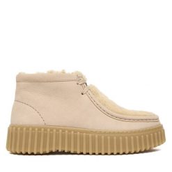 Trzewiki Clarks. Brązowe botki damskie Clarks, bez obcasa, na płaskiej podeszwie, bez zapięcia. Za 569.99 zł.