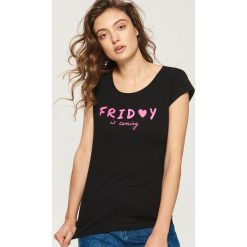 Piątkowy t-shirt - Czarny. Czarne t-shirty damskie Sinsay. Za 9.99 zł.