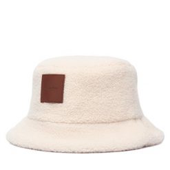 Kapelusz Calvin Klein. Białe czapki i kapelusze damskie Calvin Klein, bez wzorów. Za 189.99 zł.