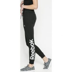 Reebok - Spodnie. Szare spodnie sportowe damskie Reebok. W wyprzedaży za 129.90 zł.