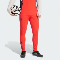 Spodnie treningowe FC Bayern 2025/2026 Tiro25 Competition. Czerwone spodnie sportowe męskie Adidas, bez wzorów, z tkaniny, do piłki nożnej. Za 279.00 zł.