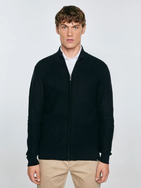 Sweter męski rozpinany ze stójką czarny Olafi 906. Czarne kardigany męskie Big Star, l, bez wzorów, z dzianiny, biznesowe. W wyprzedaży za 199.99 zł.