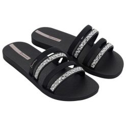 Klapki Ipanema Chic Slide Fem 83707 BE140 czarne. Czarne klapki damskie bez wzorów, z materiału, sportowe, bez obcasa. Za 218.61 zł.