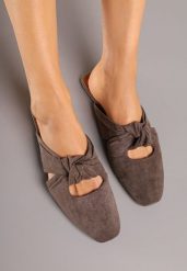 Brązowe Klapki Mule Vices Zdobione Supłem Lavisse. Brązowe klapki damskie Born2be, z aplikacjami, z jeansu, biznesowe, bez obcasa, na płaskiej podeszwie. Za 59.99 zł.