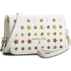 Torebka PATRIZIA PEPE - 2V7214/A3CR-XS09 Stars White. Listonoszki damskie marki Patrizia Pepe. W wyprzedaży za 399.00 zł.