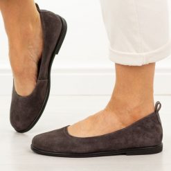 Brązowe skórzane baleriny damskie Filippo Dp7741/26. Brązowe baleriny damskie Filippo, na lato, bez wzorów, z jeansu, casualowe, bez obcasa, na płaskiej podeszwie. Za 219.00 zł.