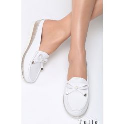 Białe Klapki Bompton. Czółenka damskie Born2be. Za 29.99 zł.