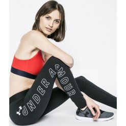 Under Armour - Legginsy. Szare legginsy damskie Under Armour, z nadrukiem, z bawełny. W wyprzedaży za 139.90 zł.