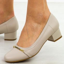Beżowe czółenka damskie na obcasie M.Daszyński Sa210-12. Brązowe czółenka damskie M.Daszyński, z aplikacjami, ze skóry, biznesowe, z okrągłym noskiem, bez obcasa, na obcasie, bez zapięcia. Za 169.00 zł.