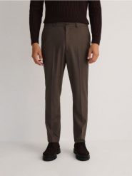Spodnie garniturowe z kantem - brązowy. Brązowe eleganckie spodnie męskie Reserved, bez wzorów, z tkaniny. W wyprzedaży za 129.99 zł.