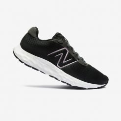Buty do biegania damskie New Balance 520 V8. Obuwie sportowe damskie New Balance, bez wzorów, do biegania. W wyprzedaży za 259.88 zł.