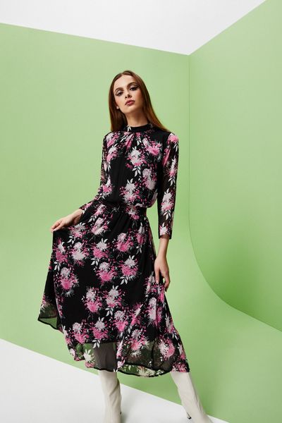 Szyfonowa sukienka z nadrukiem. Czarne sukienki damskie MOODO, do pracy, xs, bez wzorów, z gumy, biznesowe, bez kołnierzyka, bez ramiączek, maxi, proste. W wyprzedaży za 41.99 zł.