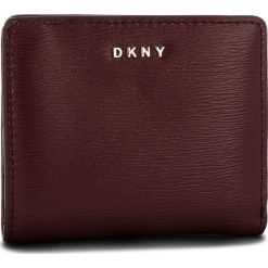 Mały Portfel Damski DKNY - Bryant Bifold Wallet R83Z3657 Blood Red XOD. Czerwone portfele damskie DKNY, ze skóry. Za 289.00 zł.