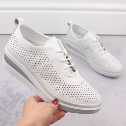 Skórzane półbuty damskie sportowe na koturnie ażurowe białe T.Sokolski W26-150. Białe półbuty damskie T.Sokolski, w ażurowe wzory, ze skóry, sportowe, bez obcasa, na koturnie, bez zapięcia. Za 319.99 zł.