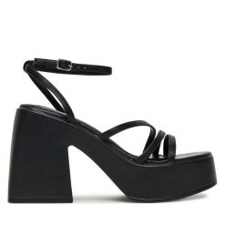 Sandały DeeZee. Czarne sandały damskie DeeZee, bez wzorów, bez obcasa, na słupku, bez zapięcia. Za 139.99 zł.