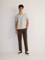 Spodnie chino slim z lnem - ciemnobrązowy. Brązowe spodnie materiałowe męskie Reserved, l, bez wzorów, z wiskozy. W wyprzedaży za 119.99 zł.