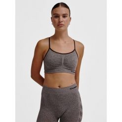 Bezszwowy biustonosz dla kobiet Hummel CI Scrunch. Brązowe obuwie sportowe damskie Hummel, bez wzorów, na fitness i siłownię. Za 135.00 zł.