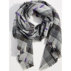 Szalik w kratę - Wielobarwn. Szaliki i chusty damskie marki Mohito. W wyprzedaży za 19.99 zł.