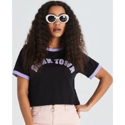 T-shirt z napisem Downtown - Czarny. Czarne t-shirty damskie marki Sinsay, z napisami. Za 19.99 zł.
