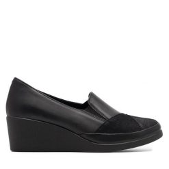 Półbuty Go Soft. Czarne półbuty damskie GO SOFT, bez wzorów, bez obcasa, na koturnie, bez zapięcia. Za 159.99 zł.