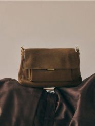 Zamszowa torebka na ramię - beżowy. Brązowe torby na ramię damskie Reserved, bez wzorów, z zamszu, zamszowe, bez dodatków. Za 259.99 zł.