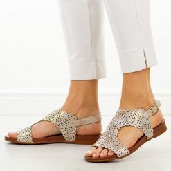 Złote płaskie sandały damskie M.Daszyński 1958-11. Żółte sandały damskie M.Daszyński, w ażurowe wzory, ze skóry, bez obcasa, na płaskiej podeszwie, bez zapięcia. Za 159.00 zł.