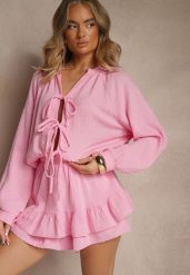Różowy Kombinezon z Bawełny Ozdobiony Wiązaniem i Falbankami Nalelia. Czerwone sukienki damskie Renee, na co dzień, bez wzorów, z bawełny, eleganckie, bez kołnierzyka, bez ramiączek, kopertowe. Za 149.99 zł.