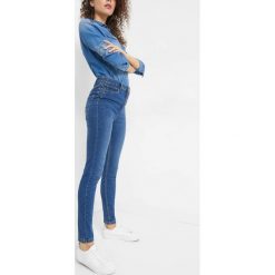 Jeansy skinny ze sznurowaniem. Niebieskie jeansy damskie Orsay. Za 99.99 zł.