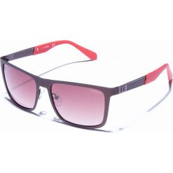 Męskie okulary przeciwsłoneczne w kolorze brązowo-czerwonym. Brązowe okulary przeciwsłoneczne męskie marki Guess. W wyprzedaży za 150.95 zł.