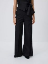 Spodnie z lyocellem - czarny. Czarne spodnie materiałowe damskie Reserved, l, bez wzorów, z bawełny. Za 129.99 zł.