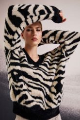 Wzorzysty sweter czarny. Czarne swetry damskie MOODO, l, bez wzorów, z poliamidu, bez kołnierzyka, bez ramiączek, bez kaptura. Za 159.99 zł.