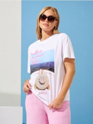 Bawełniana koszulka z nadrukiem wakacyjnym - biały. Białe t-shirty damskie Sinsay, l, bez wzorów, z bawełny, wakacyjne, bez kołnierzyka. W wyprzedaży za 12.99 zł.