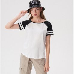 T-shirt z raglanowymi rękawami - Czarny. Czarne t-shirty damskie Sinsay, l, bez wzorów, bez kołnierzyka. Za 19.99 zł.