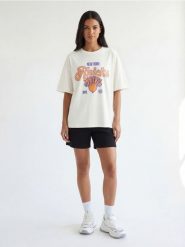 Bawełniana koszulka z nadrukiem NBA - kremowy. Białe t-shirty damskie Sinsay, l, bez wzorów, z bawełny, bez kołnierzyka. Za 39.99 zł.