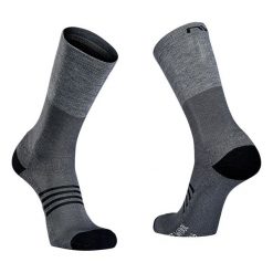 Skarpety rowerowe NORTHWAVE EXTREME PRO HIGH SOCK czarne. Czarne buty sportowe męskie Northwave, bez zapięcia, rowerowe. Za 150.50 zł.
