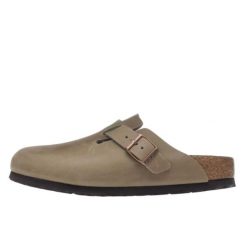 Klapki damskie Birkenstock Boston. Brązowe klapki damskie Birkenstock, bez wzorów, ze skóry, bez obcasa. Za 592.95 zł.