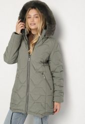 Zielona Klasyczna Kurtka z Pikowanymi Przeszyciami i Kapturem z Futerkiem Raffisa. Zielone kurtki damskie Born2be, l, bez wzorów, z dzianiny. Za 219.99 zł.