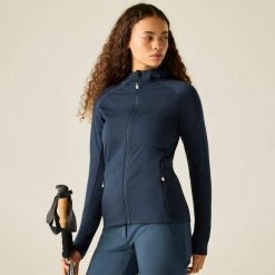 Damska bluza Ventura z kapturem i elastyczną warstwą pośrednią. Czerwone bluzy damskie Dare 2b, bez wzorów, z materiału, z kapturem. Za 329.00 zł.
