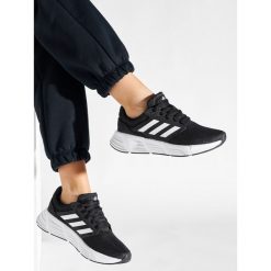 Buty do biegania adidas. Czarne obuwie sportowe damskie Adidas, bez wzorów, do biegania. Za 179.99 zł.