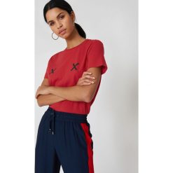 NA-KD Koszulka Double X - Red. T-shirty damskie marki NA-KD. W wyprzedaży za 29.18 zł.