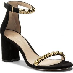 Sandały STUART WEITZMAN - 75Rosemarie XL17424 Black Luxe Suede. Czarne klapki damskie Stuart Weitzman, z aplikacjami, ze skóry, bez obcasa, na obcasie, bez zapięcia. W wyprzedaży za 1,369.00 zł.