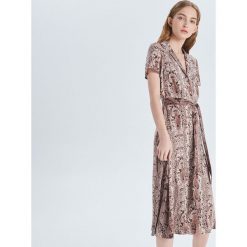 Sukienka szmizjerka z wężowym wzorem - Beżowy. Sukienki damskie Cropp. Za 89.99 zł.