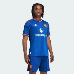 Koszulka wyjazdowa Manchester United 26/27 Authentic. Niebieskie koszulki sportowe męskie Adidas, l, bez wzorów, z dzianiny, bez kołnierzyka, bez ramiączek, do piłki nożnej, climacool (adidas). Za 574.50 zł.