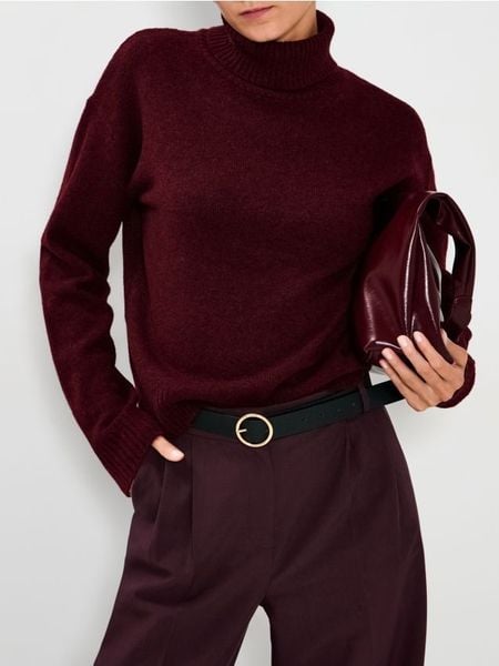 Sweter ze stójką - bordowy. Czerwone swetry damskie Sinsay, l, bez wzorów, bez kołnierzyka, bez ramiączek, bez kaptura. Za 49.99 zł.